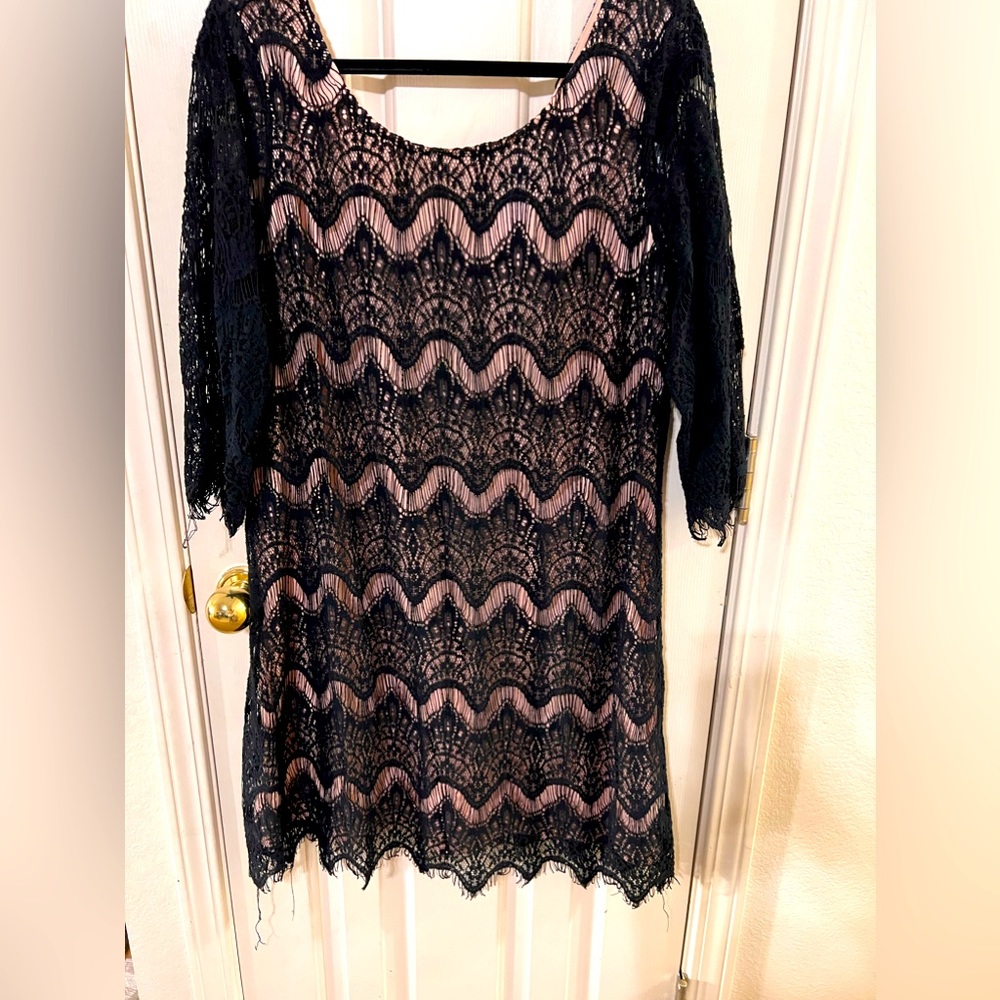 Women plus size black and tan laced dress.